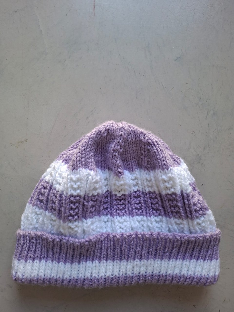 Lilac and white striped beanie with a lilac cuff, hand-knitted at Kranshoek